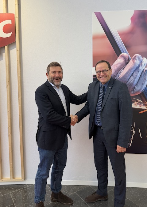 Florent Saclier CEO LEA Partners à gauche sur la photo et Didier Dugrand Délégué Général FFC et Secrétaire Général FFC Equipements & Véhicules